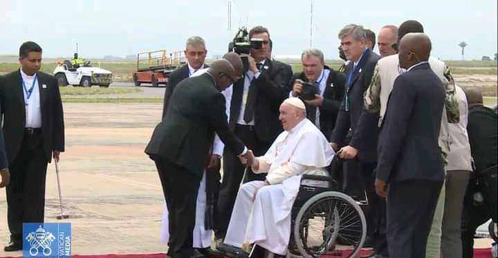 RDC : Pape François est arrivé à Kinshasa sur la chaise roulante