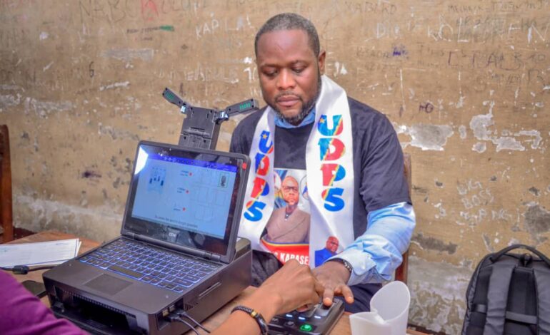  Enrôlement des électeurs/Kinshasa : Tshims Kabasele fait sensation forte au district de Lukunga
