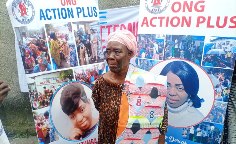  J.I de la femme/Kinshasa : L’ONG   » Action Plus  » offre plus de 100 pagnes aux femmes veuves de Kimbanseke !