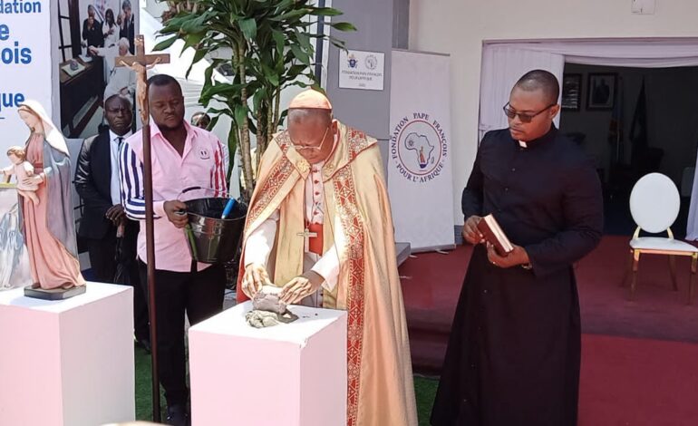 RDC/Kinshasa :  Le Cardinal Fridolin Ambongo pose officiellement la première pierre symbolique du nouveau siège social du FOPAFA