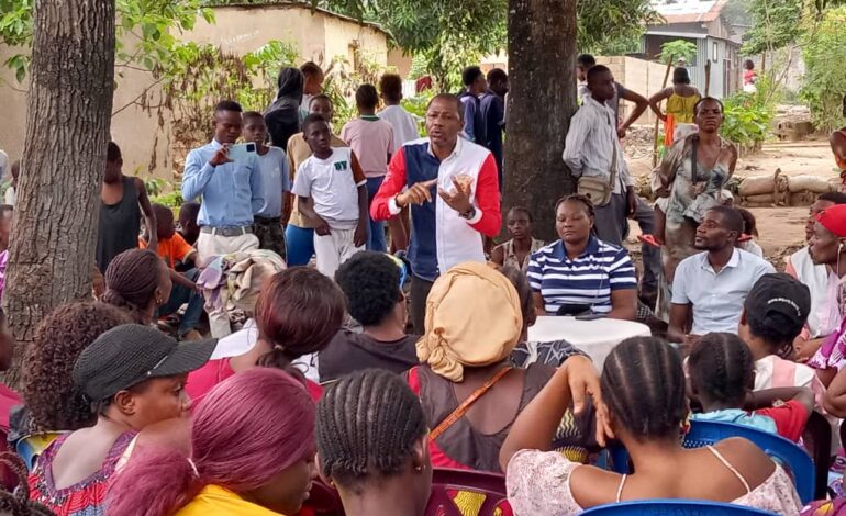  Kinshasa/Lukunga : Eugène Kandolo communie avec la population du Camp Munganga