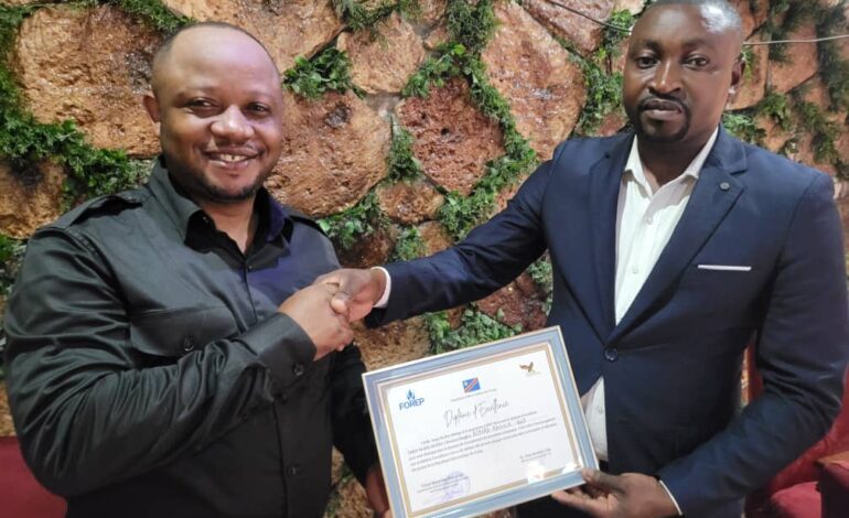 Kinshasa : FOREP et TANGO NA BISO BILENGE décernent « un diplôme d’excellence et de mérite » à Guy Kibira Ndoole