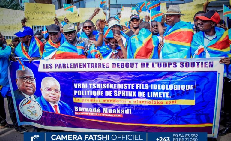  RDC : les parlementaires debout de l’UDPS s’alignent derrière le DG Barnabé Muakadi et soutiennent le changement de la constitution