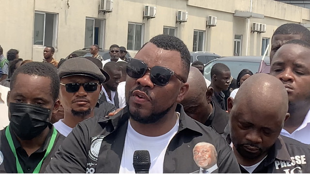 Médias : Lecoeur Mutshipayi Rend un Hommage Émouvant à Appo Ipan lors de ses Obsèques à Kinshasa