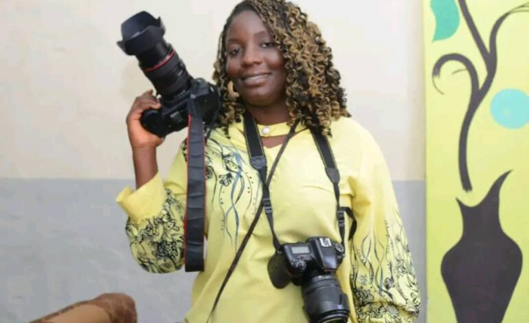 Kananga : Une Journaliste Bastonnée en Plein Exercice de Son Métier, l’Inaction du Gouverneur Kambulu Interpelle