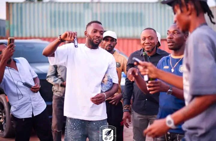 VIDIYE TSHIMANGA, PRÉSIDENT DU FC LES AIGLES DU CONGO, OFFRE DES VÉHICULES DE MARQUE SWIFT À SES JOUEURS CE LUNDI 19 MAI