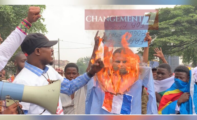 Kinshasa : Le Mouvement Sang Lumumba brûle l’effigie de Macron et accuse Tshisekedi de favoriser la balkanisation de la RDC