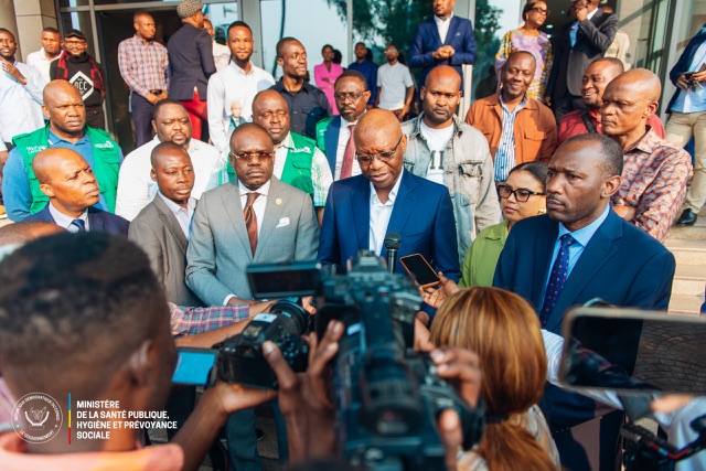 Renforcement de la lutte contre les épidémies en RDC : le Ministre de la Santé reçoit un lot d’équipements de collecte de données