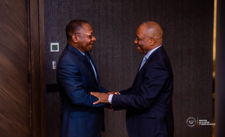 Justice : Le Procureur Général près la Cour de cassation Firmin Mvonde reçu par le Ministre d’État Guillaume Ngefa