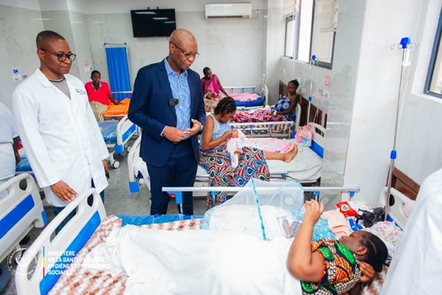 Kinshasa : Le Ministre Samuel Roger Kamba en visite surprise au CHU Renaissance