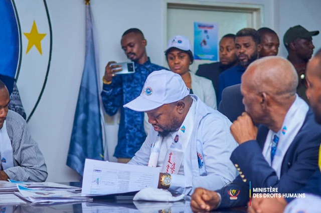 Kinshasa : Me Samuel Mbemba Kabuya fait une entrée triomphale en signant la Charte de l’Union sacrée
