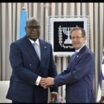 ÉQUATEUR : PATRICK ONOYA REMET SES LIVRES AU GOUVERNEUR BOBO BOLOKO, « QUELQUE CHOSE SE PRÉPARE » À MBANDAKA !